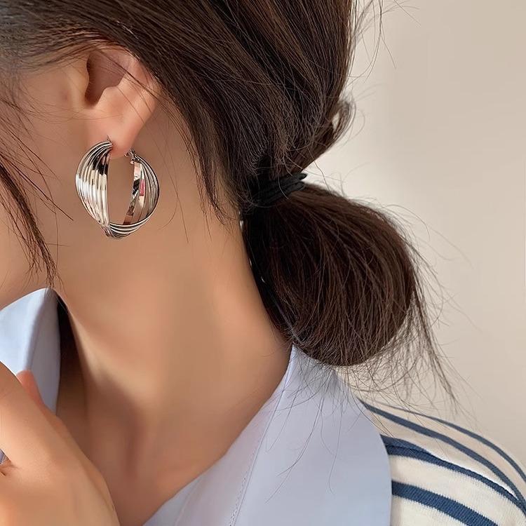 French Retro Earrings, Female Niche Design, High-end Hong Kong Style Twisted Earrings, Versatile Earrings