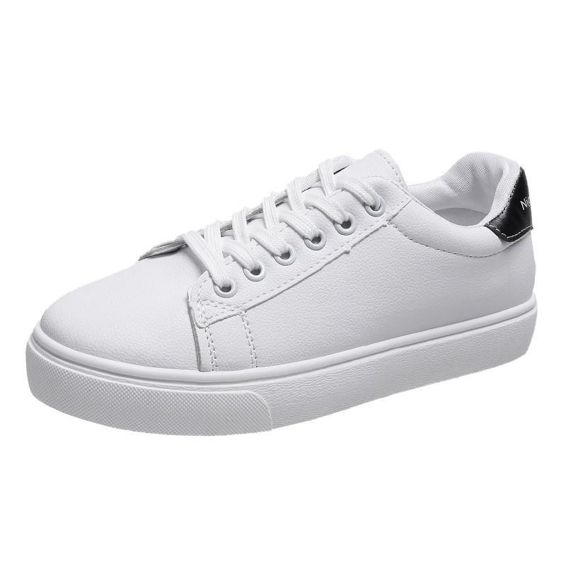 Интернет-знаменитость маленькие белые туфли женские 2025 новая мода корейская версия уличная съемка студенческие на плоской подошве иностранный стиль показывают ноги маленькие женщины