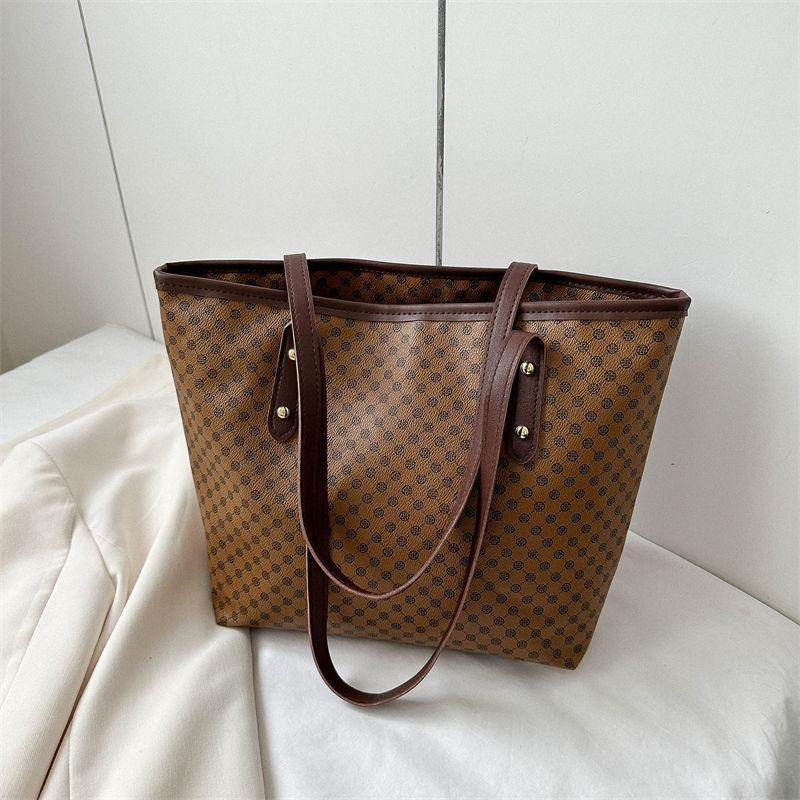 

Premium sense big bag 2025 new trendy light luxury women s bag shoulder bag large capacity commuting versatile hand carry tote bag светло-коричневого