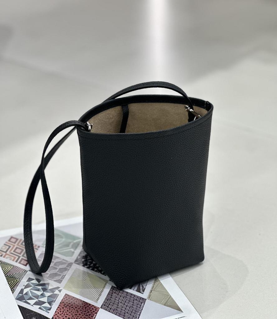 Dámská minikabelka typu „bucket bag“ z pravé kůže - Hovězí kůže Togo, Jednoramenná, Crossbody, Jedinečný design, Všestranný styl pro dojíždění