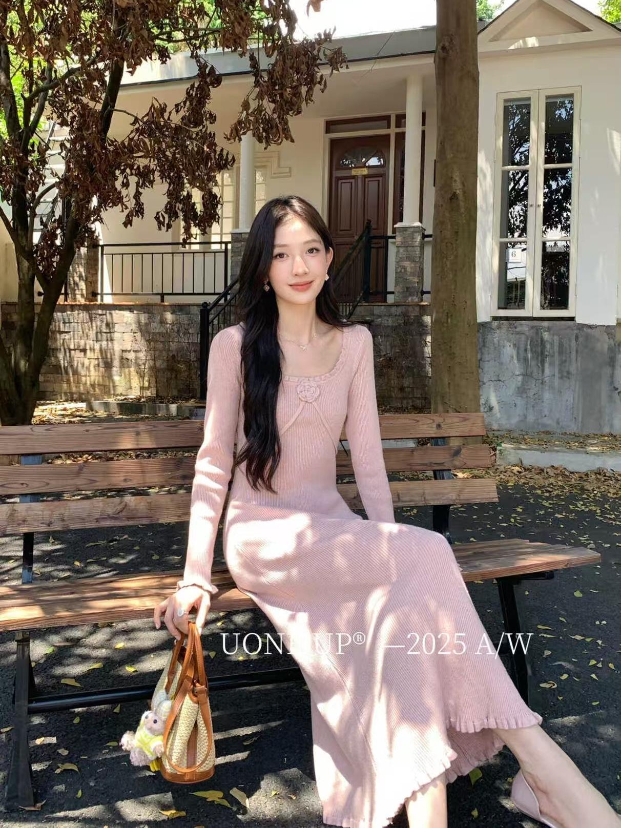 

Платье UONE2025 осеннее с оборками, квадратным вырезом и рубчатой вязкой Black