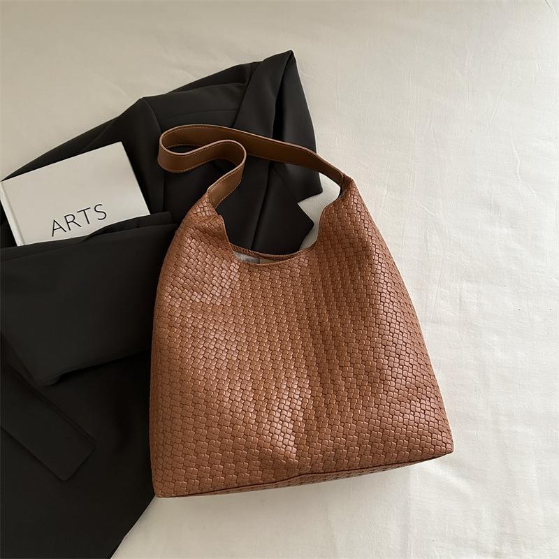 

Retro fashion tote bag women s commute armpit bag new autumn trend versatile shoulder bag коричневий