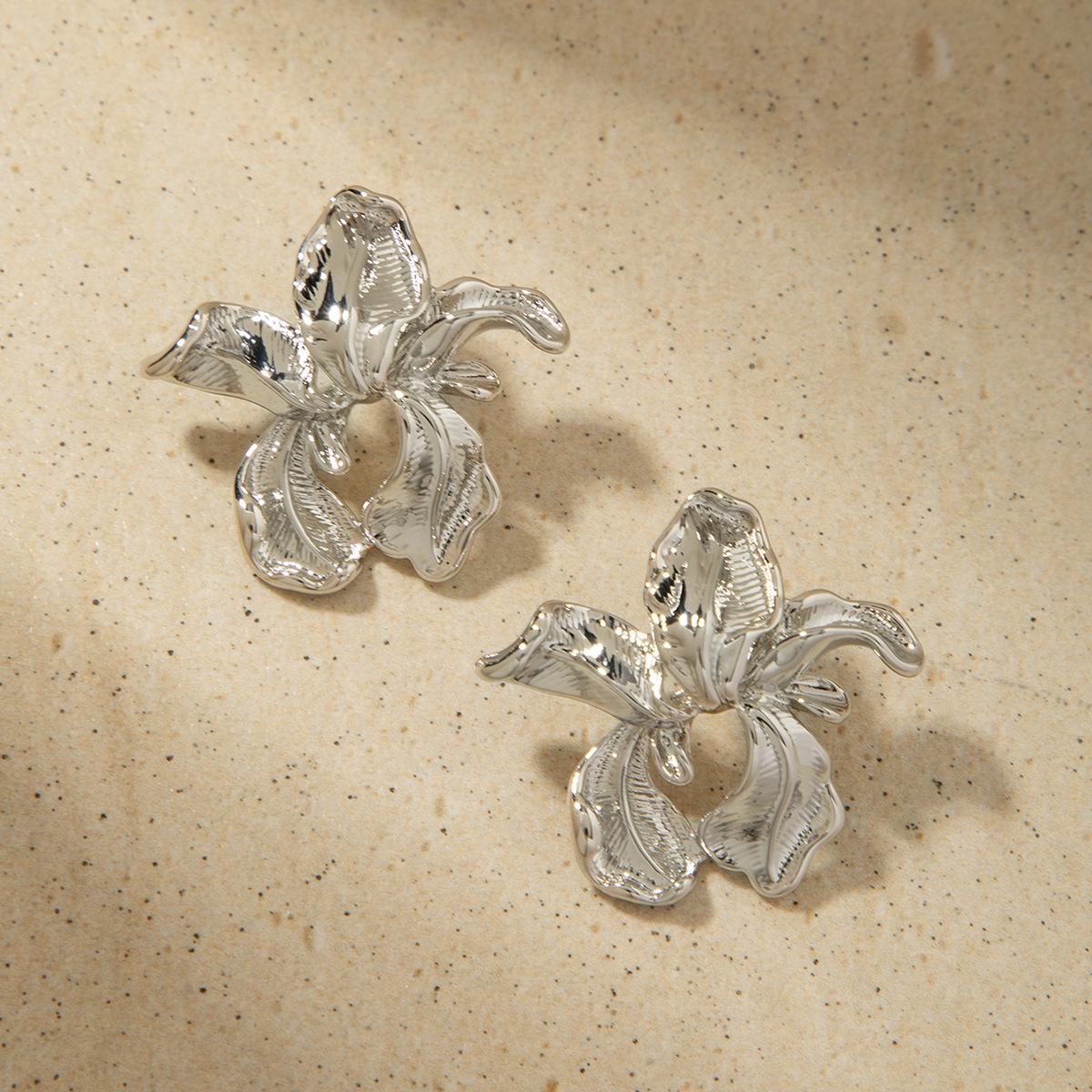 

Французские ретро-серьги-гвоздики из настоящего золота 18 карат с медным покрытием в виде цветка, женские нишевые преувеличенные металлические серьги в стиле «холодный ветер» серебряный