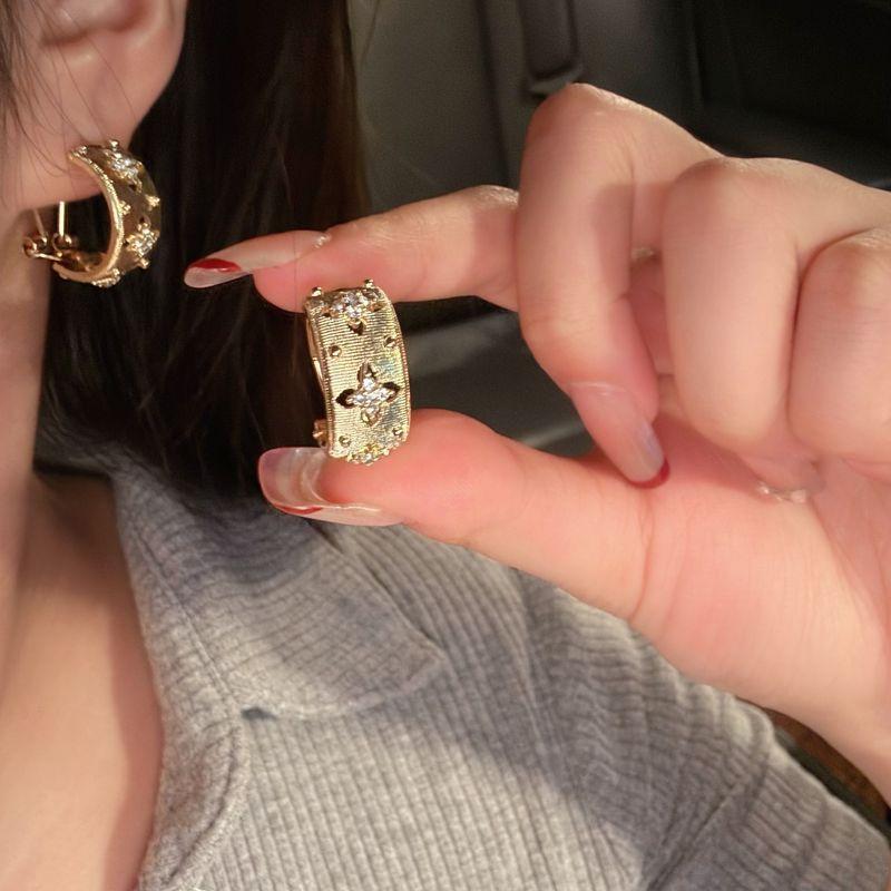 

Французские Входные Люкс Ретро Золотые Матовые Металлические Полые Циркониевые Серьги для Женщин Нишевый Стиль Уникальные Фантазийные Ретро Серьги-гвоздики Gold