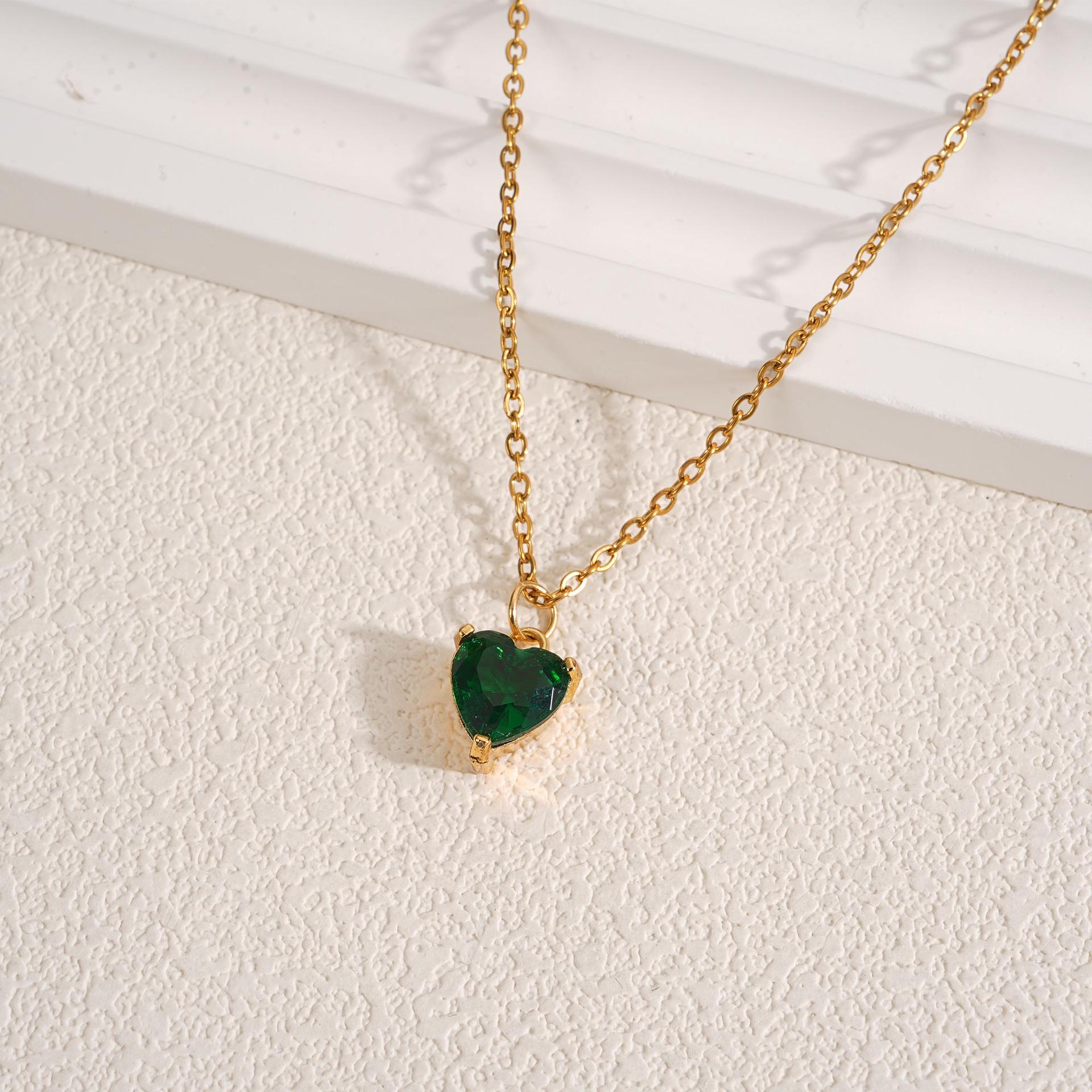 French Retro Heart-Shaped Zircon Pendant Necklace - Luxurious Stainless Steel Accessory for Women зелёный