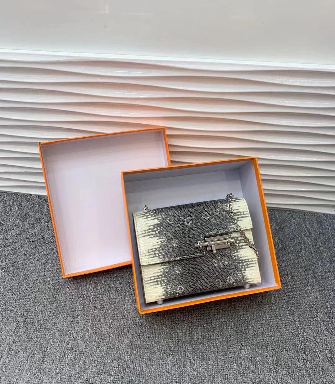 

Сумка-миниатюра из коровьей кожи с узором под ящерицу на цепочке - модная, универсальная и стильная квадратная сумка