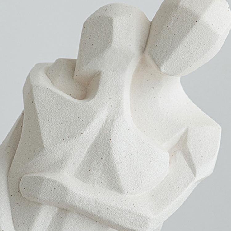 Liebhaber zeitgenössischer Keramik schätzen diese stilvolle Figur als Dekoration für Bücherregale, Kaminsimse oder als Tischdekoration bei Hochzeiten.