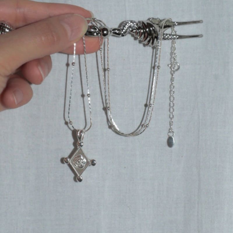 LOASI lovely rose. rose frame necklalce