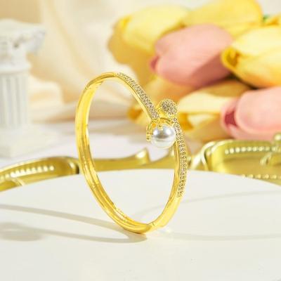 CMM Dubai Europäische königliche Krone geformte künstliche Perle goldenes Zirkon Armband Charm Armreif Bankett Party Hochzeit Schmuck Zubehör für Frauen
