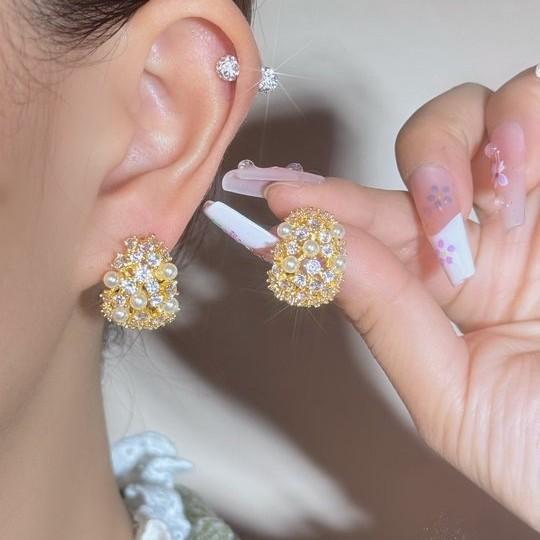 

Korean earrings high-end explosion hollow C-shaped half-ring earrings French pearl shell white flower earrings earrings