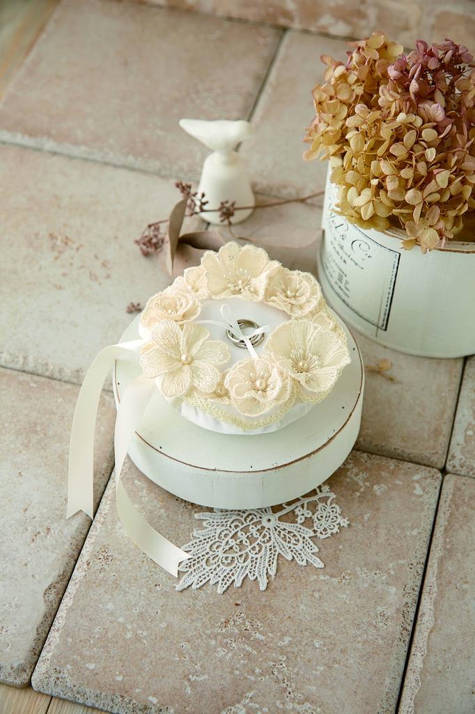 Hamanaka Wedding Kit Juno Lace Flower Pillow H431-155