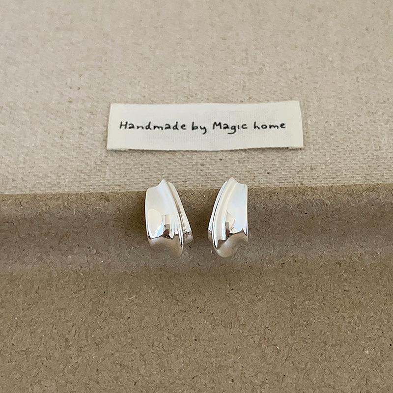 

Irregular Curved Smooth Metal Stud Earrings For Women, Niche Design Sense, Personality, Fashion Temperament, Versatile Earrings