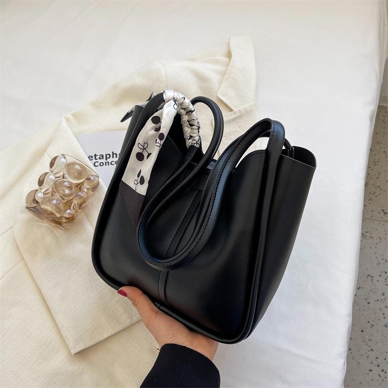 IELGY Contrasting color simple and exquisite silk scarf commuting all-match mother and daughter shoulder tote bag women чёрный