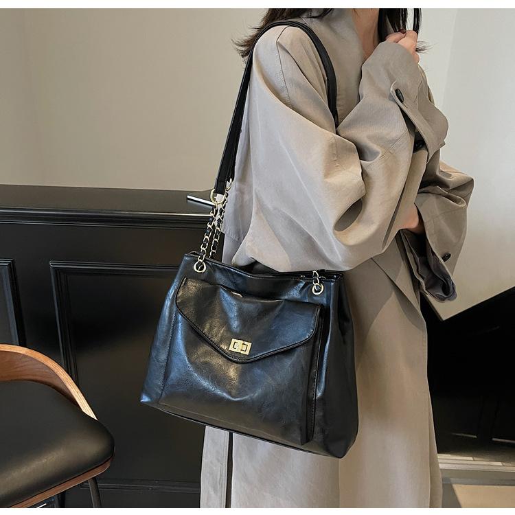 Retro feeling large capacity design underarm tote bag women's bag new autumn and winter chain single shoulder oblique span bag