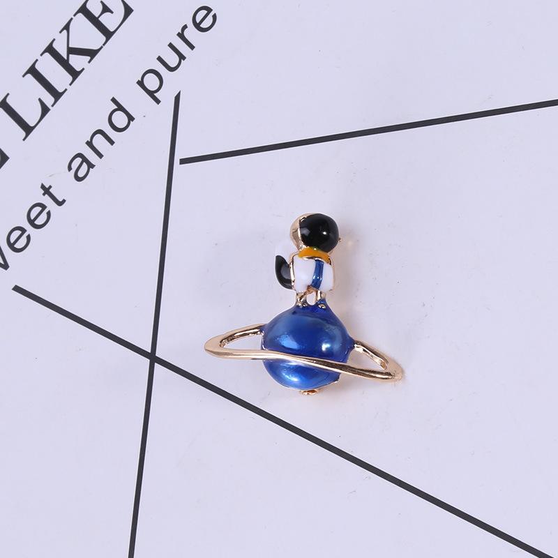 

Милая мультяшная брошь-корсаж в виде капающего астронавта из сплава, простая и универсальная булавка для аксессуаров одежды синий