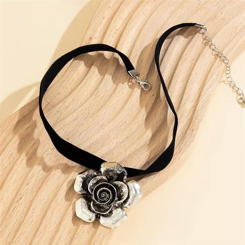 Ethnic style retro flower necklace female niche versatile flannel flower collar necklace
