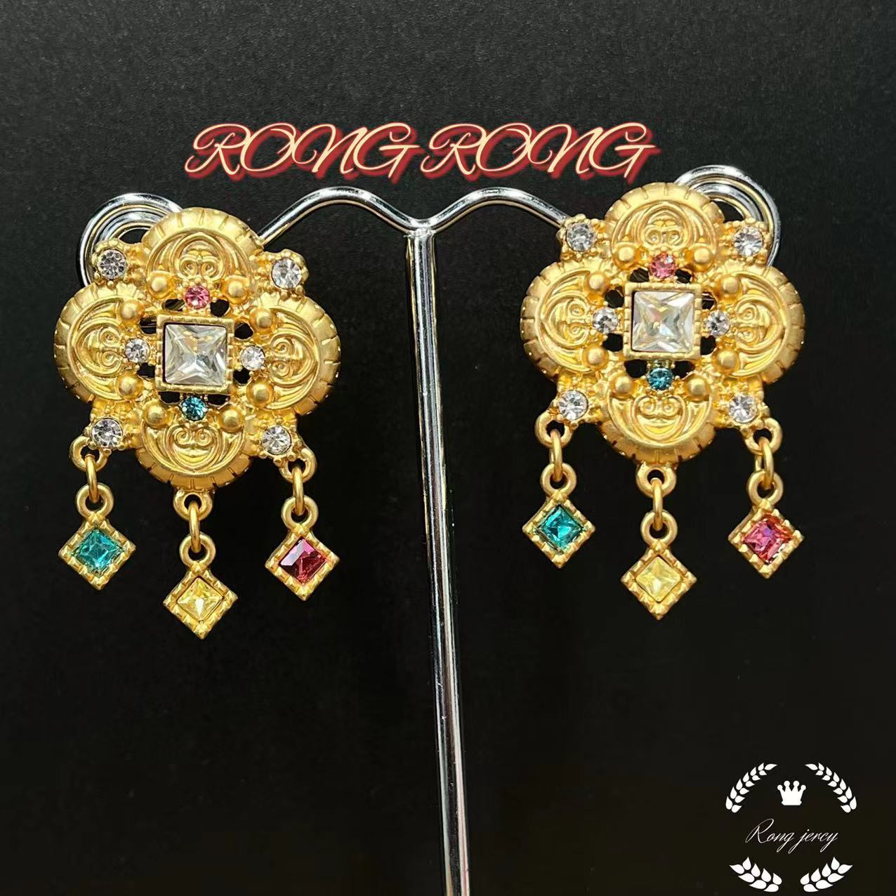 Vintage New Chinese Gold Plated Clover Three Dimensional Carving With Studded Earrings Light Luxury Charm