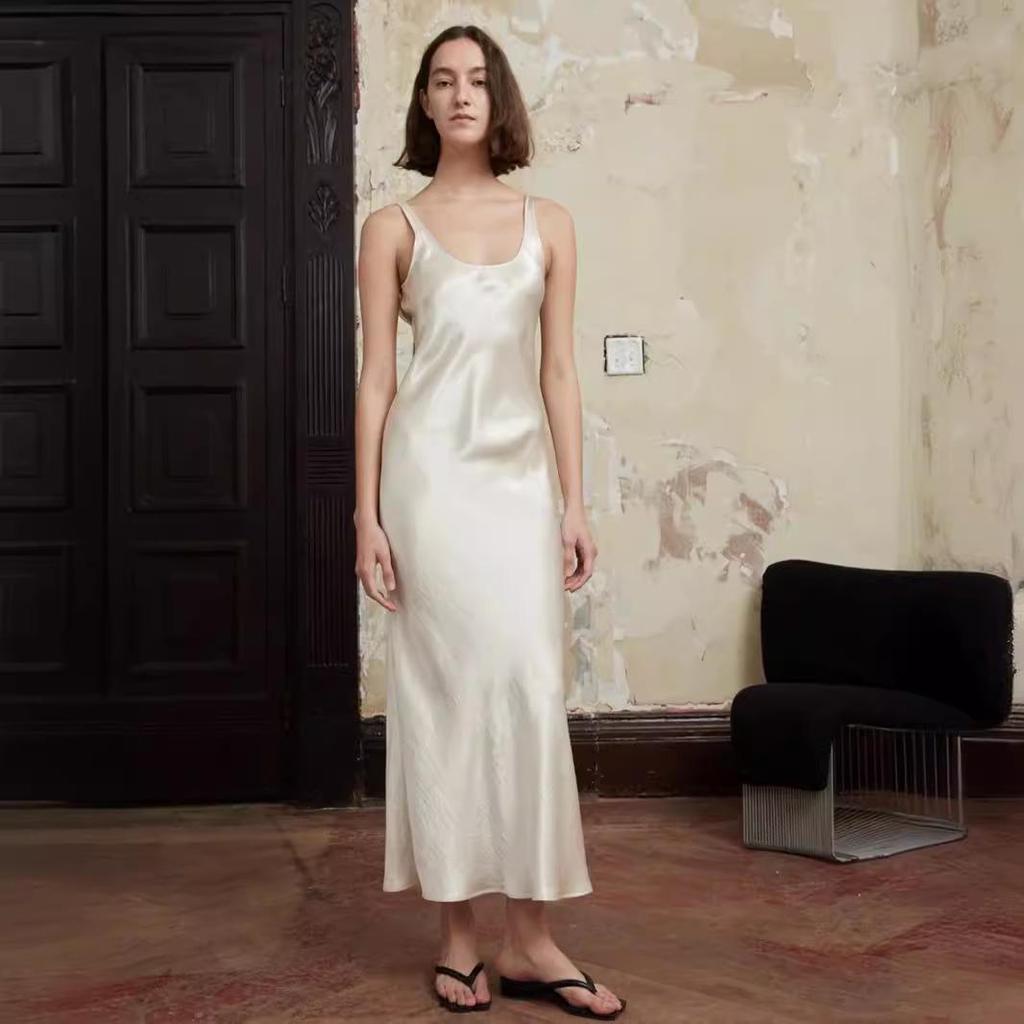 Importiertes Seiden-Triacetat Rundhals-Kleid im schrägen Schnitt mit kurzen Ärmeln, schmaler Taille und elegantem Design