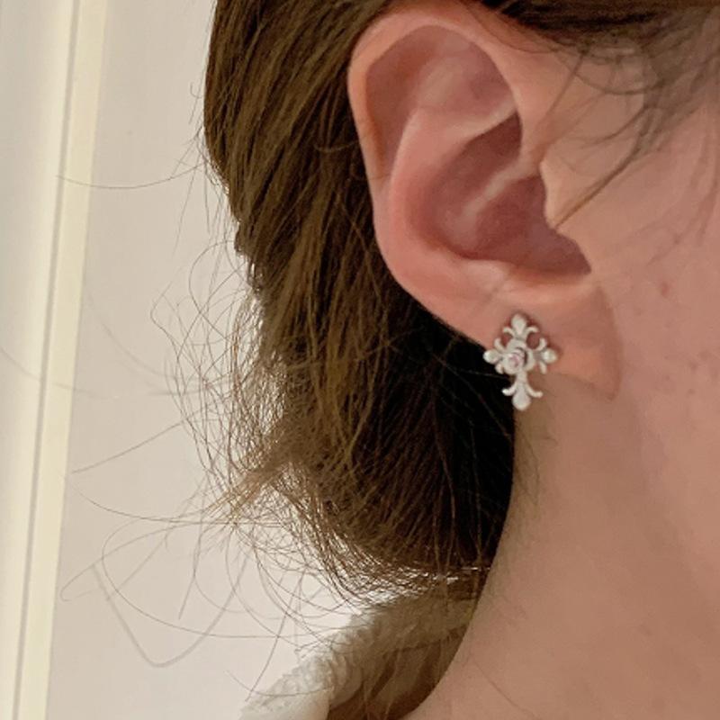 Hot Selling Niche Design Brushed Pink Diamond Iris Flower Earrings Versatile Simple Light Luxury Earrings серебряный