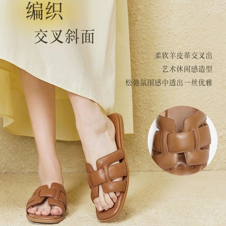 2025 new soft leather soft-soled summer flat-bottomed slippers women's summer fashion outer wear summer one-word drag hot wind women's shoes
