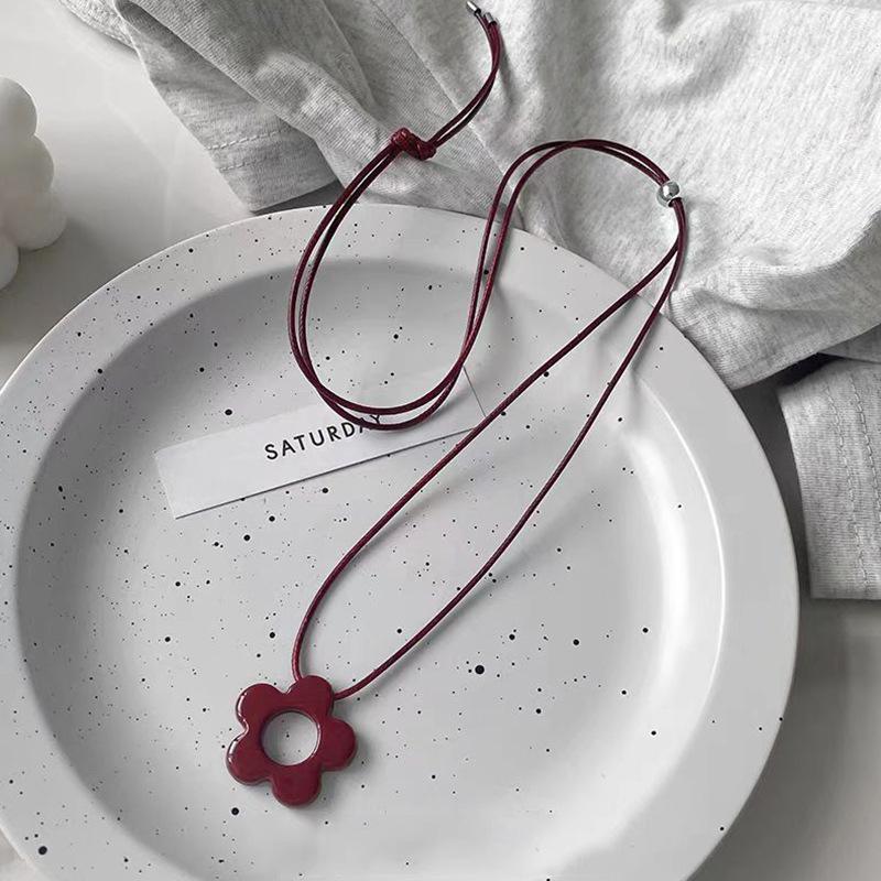 

Colorful Hollow Flower Pendant Necklace for Women Adjustable Rope Sweater Decoration Party Gifts Choker Jewelry Accessories красный