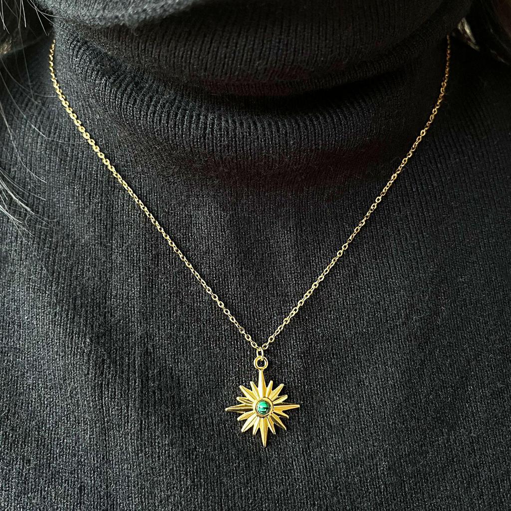 Retro Rhinestone Star Pendant Necklace - Fashionable Titanium Steel Clavicle Chain for Women