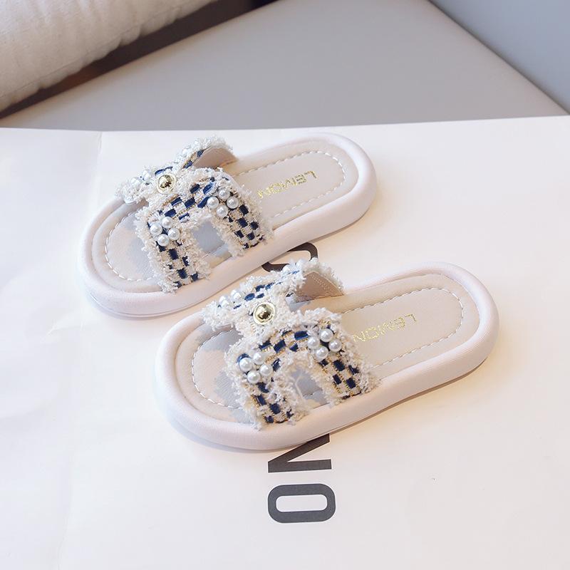 2026New Summer Girls' Slippers Fashionable baby slip-on sandals with soft soles and pearls