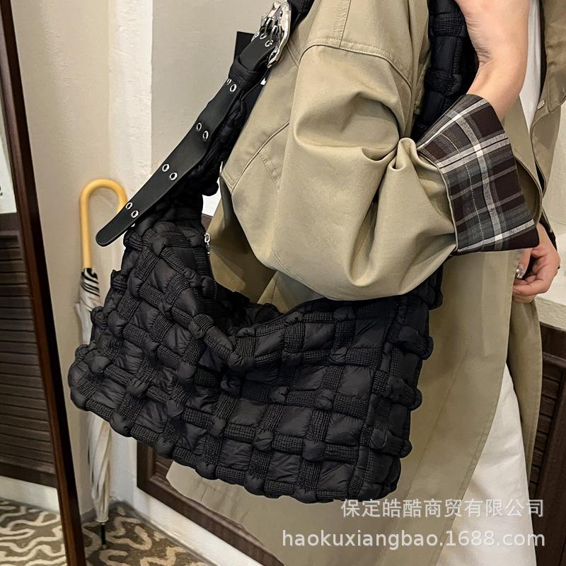 Herbst- und Winter-Daunentasche große Kapazitätstasche 2025 neue Diamantwolke Pendlertasche lässige Schulter-Umhängetasche Tote Bag