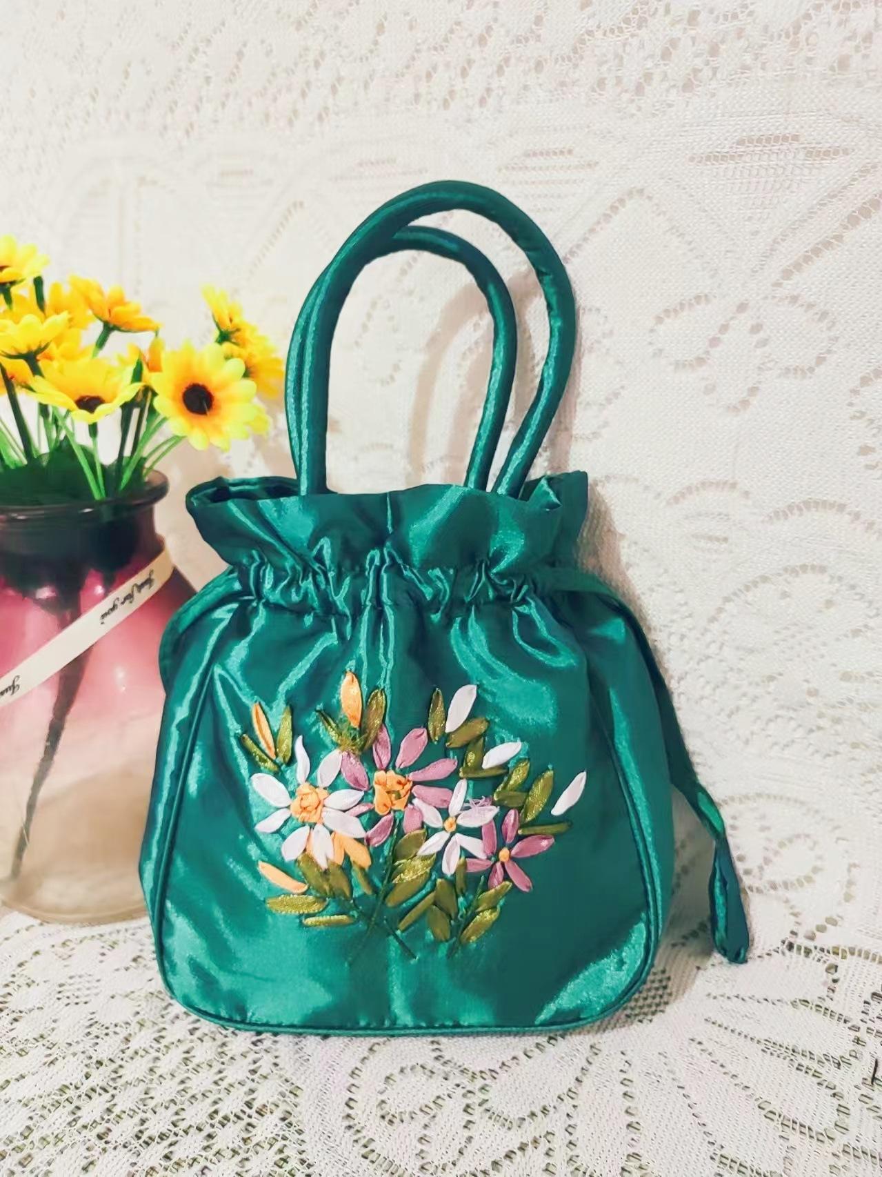 

New embroidered handbag, mother s new mini grocery shopping bag, middle-aged and elderly handbag, handbag, wedding bag. 25*20cm