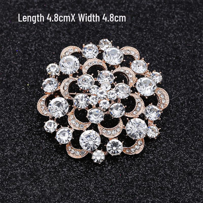 Módní brož s lukem: Kovové šperky s perlou a kamínkovou květinou