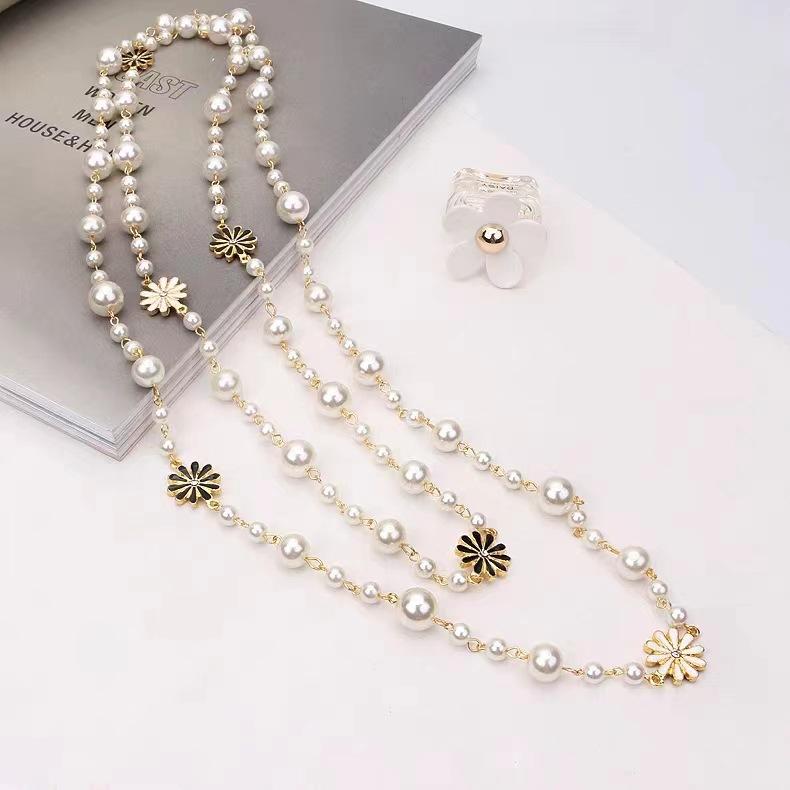 Statement Daisy Pearl Pendant Necklace for Women, Long Layering Chain Elegant Fashion Dainty Flower Jewelry Gift
