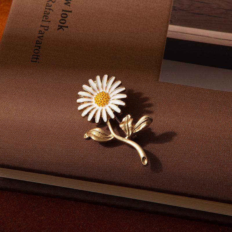 Japanese And Korean Elegant Fresh Painted Oil Daisies Sunflower Brooch Creative Fashion Women S Clothing Brooch Ornament Pin
