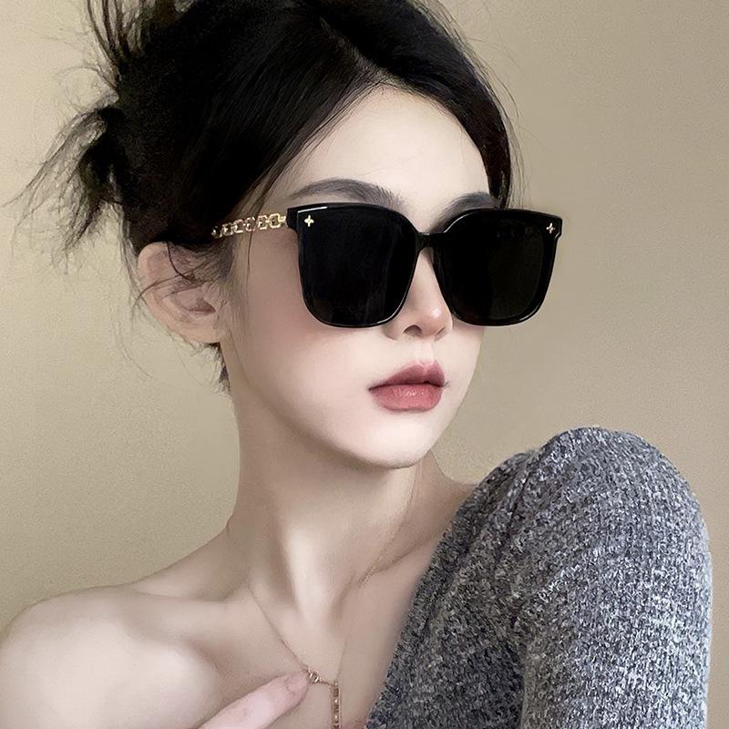 Trendy Oversized Chain Sunglasses: Unisex Street Style with UV Protection, Popular on TikTok and Xiaohongshu.