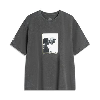 Li Ning Série Wade Carta de Personagem Confortável Versátil Respirável Manga Curta Camiseta Masculina Cinza AHSU163-10