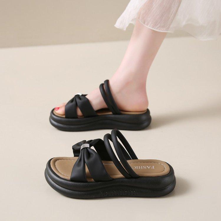 Cool slippers women's summer outer wear 2025 new Korean version of one-word drag high-end sense rhinestone thick-bottomed beach slippers women