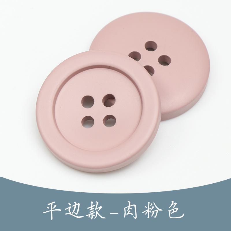 Svarta trenchcoat med hartsknappar, kostymimitation, hornknappar, färgade fyröglade knappar i exklusivt ullmönster