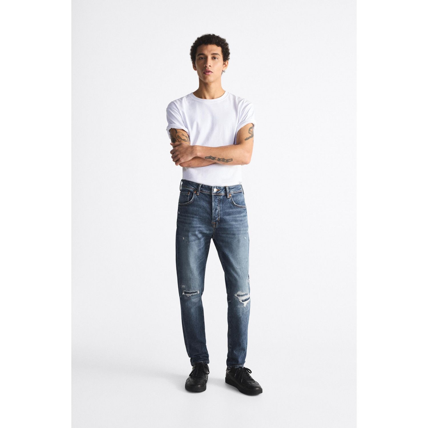 

RIPPED JEANS WITH TOPSTITCHING