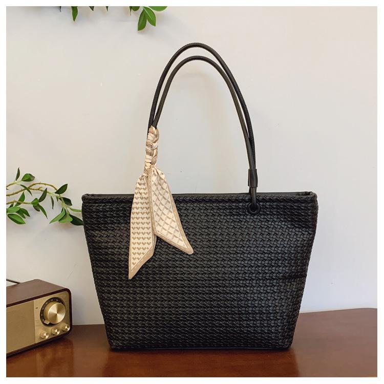 

Fashion silk scarf shoulder bag women s 2025 new retro woven pattern large capacity tote bag commuter underarm bag tide чёрный