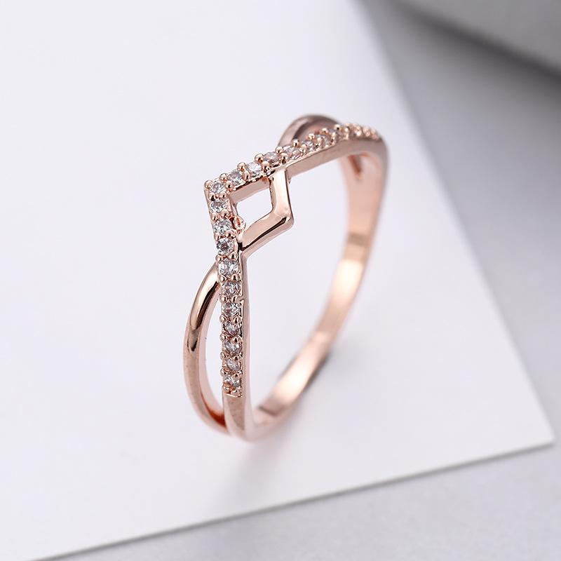 

Fashion Women s Rhinestone Wavy Cross Line Index Ring Elegant Temperament Finger Ring For Daily Wear And Party Jewelry Gift No. 9 рожевий колір золота