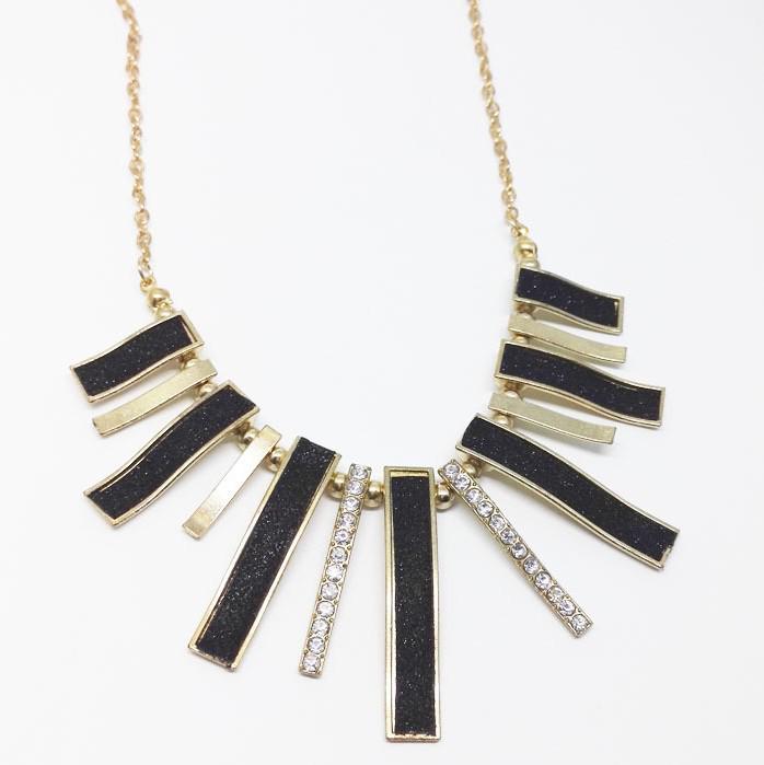 Women's Short Gothic Crystal Clavicle Necklace - Korean, European, and American Fashion