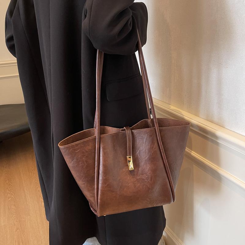 

Ретро сумка высокого класса большой вместимости женская сумка 2025 новая модная и простая сумка-тоут универсальная на плечо подмышку темно-коричневого