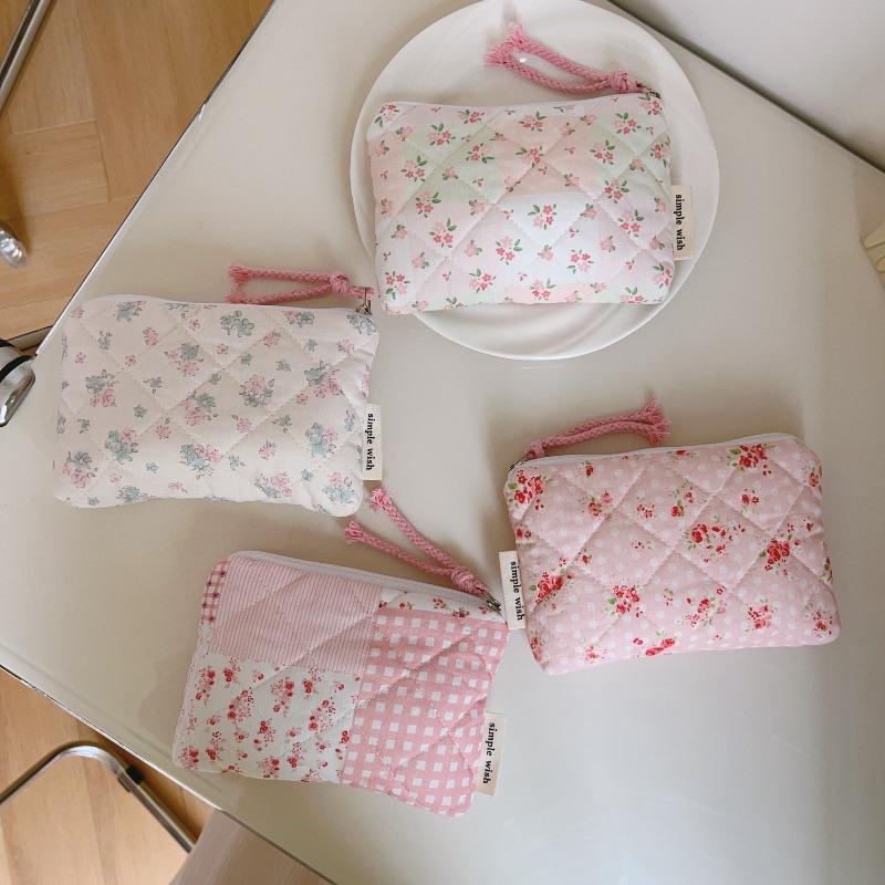 Cute Pink Style Makeup Lipstick Airpods Case Floral Quilted Makeup Bag Women's Sweet Mini Lipstick Cosmetic Pouch for Period