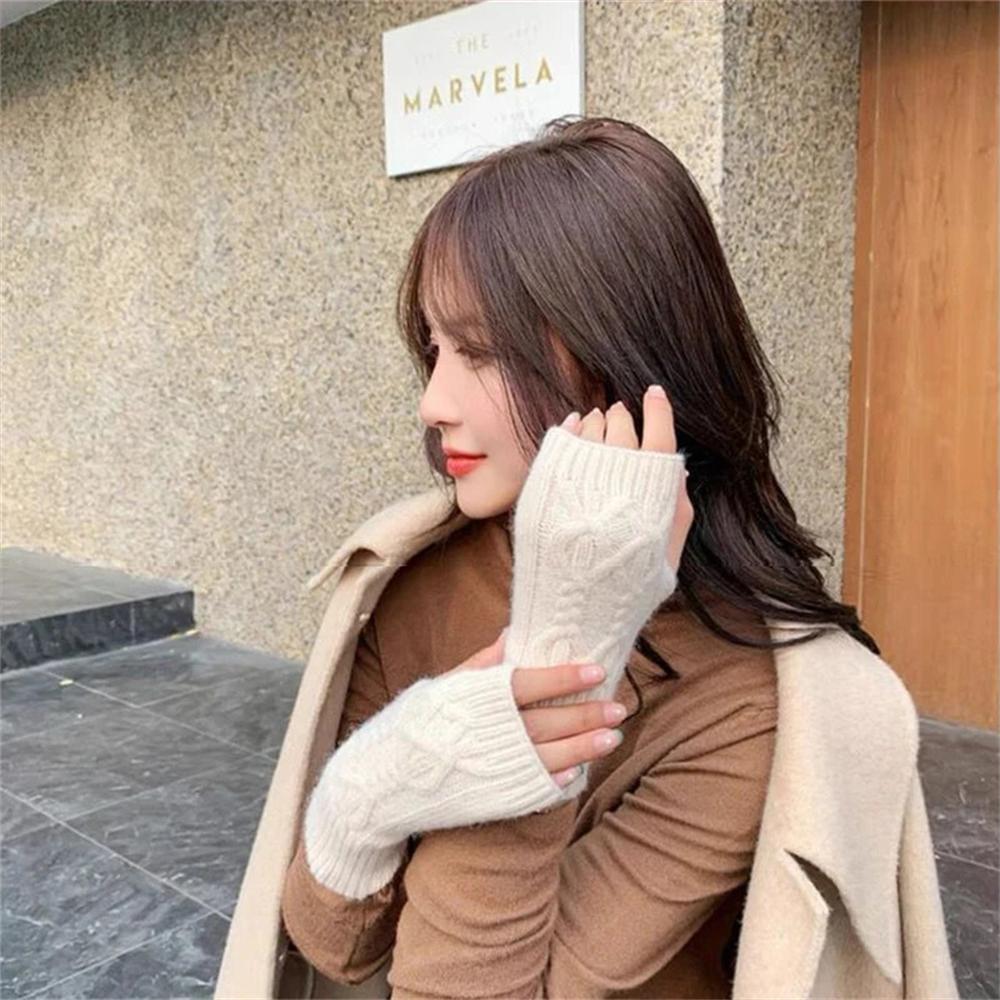 A Pair Short Twisted Knot Wrist Covers For Men And Women In Autumn And Winter Half-finger Sleeve Covers
