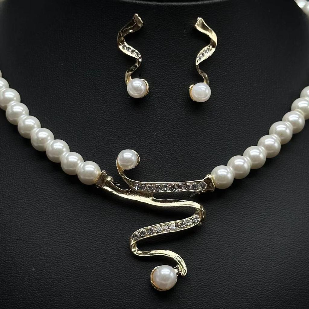 Bestseller Perlenkette & Ohrring-Set mit tiefem V Schlüsselbein-Anhänger