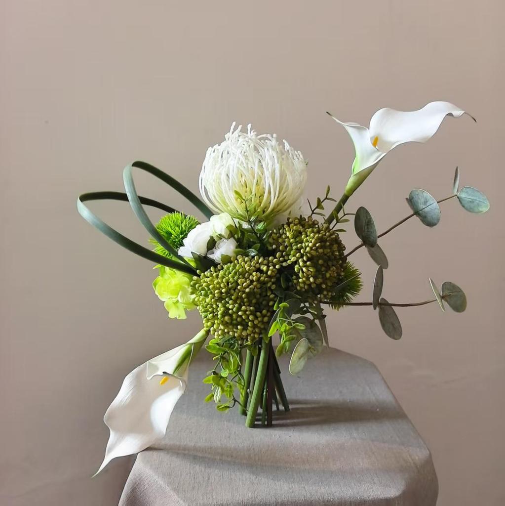 M442 White & Green Handheld Bouquet: Simulation Flower Props for Photography, Travel, Wedding, and Home Decor.