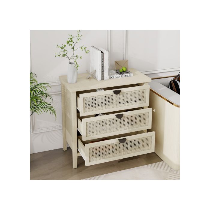 Buffet décoratif de 31,5 pouces avec trois tiroirs, doté de portes interchangeables en rotin à motif alvéolé.