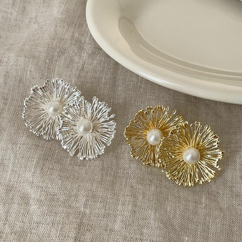 Light Luxury High-End Sense Bright Fireworks Pearl Stud Earrings Women'S Elegant Retro Personality Fashion Temperament Versatile Earrings
