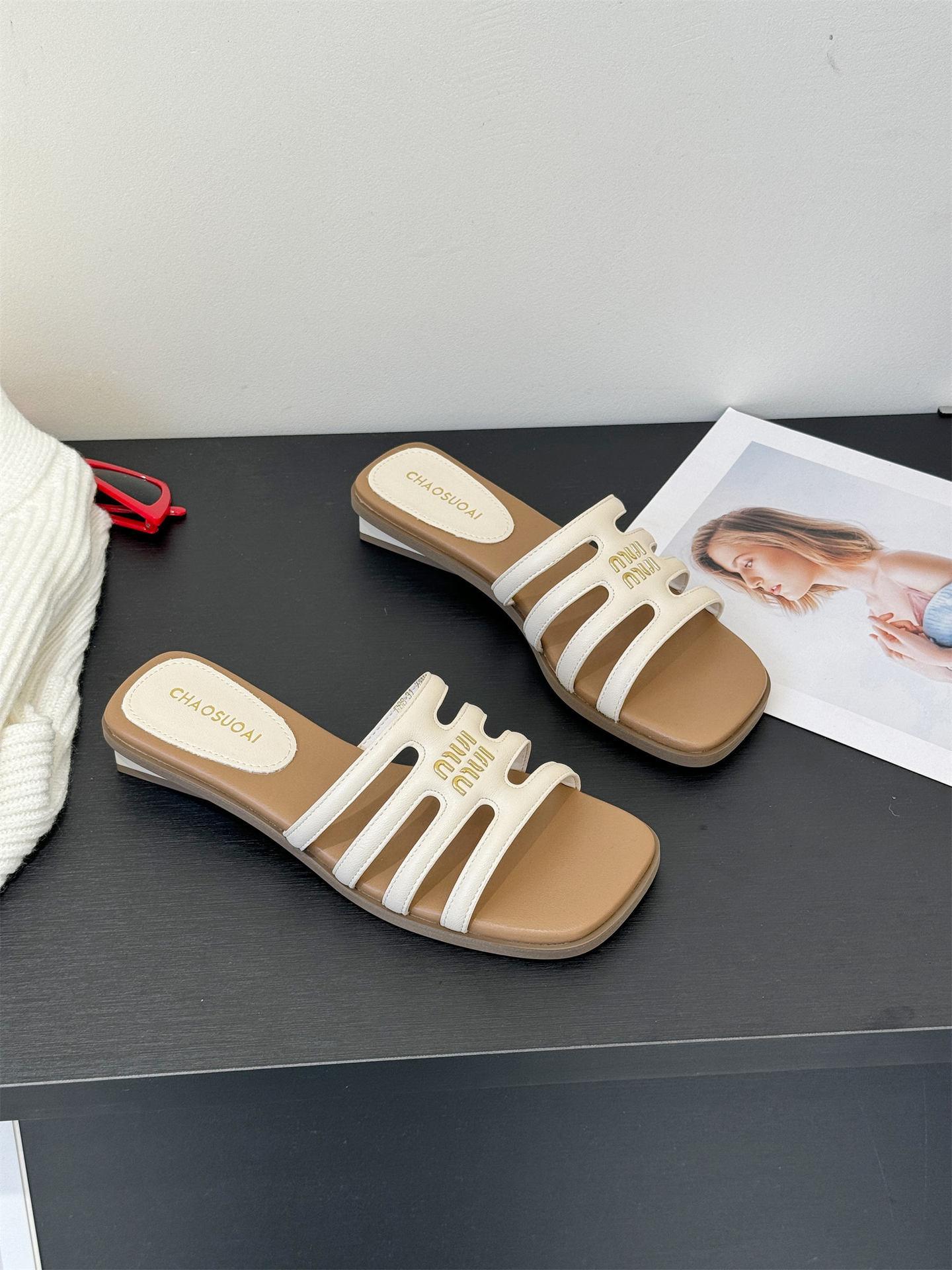 

Корейская версия модных нескользящих уличных тапочек женские 2025 лето новые универсальные толстый каблук квадратный носок открытый носок темпераментные полубосоножки 40 белый