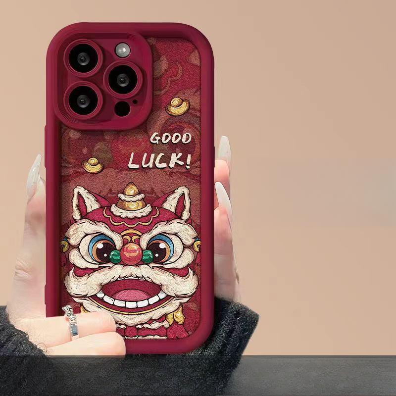 

Национальный тренд Шнурок для танца льва Подходит для Apple 15PRO Подходит для Apple 16 Овечья кожа 14 Матовый силикон 13 Защита от падения 8 iPhone 16