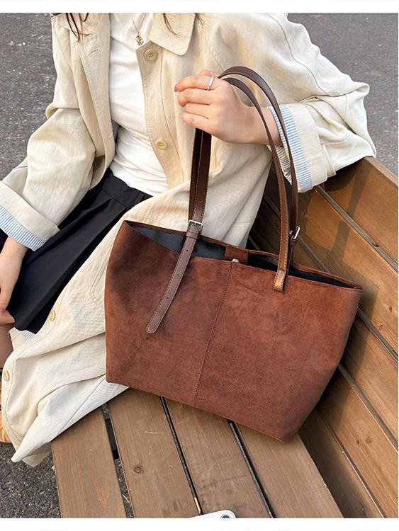 Korean-Style Trendy Mylar Women's Tote: Large Capacity, Versatile Commuter Shoulder Bag for Autumn/Winter